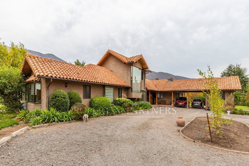 Excelente Casa De Estilo Chilena Con Piscina Clima...