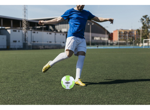 Pelota De Futbol Oficial Umbro Classic Precisión Y Estilo