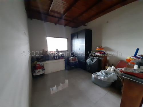 Imagen 8 de 25 de Casa Duplex Remodelada En Venta Urb Orticeño Estef 21-27270