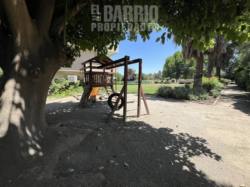 Casa En Venta De 4 Dorm. En Las Brisas De Chicureo