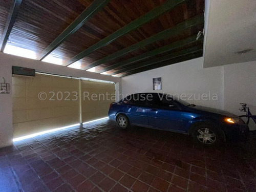 Bella Y Acogedora Casa, En Venta, En Los Dos Caminos. 24-6946