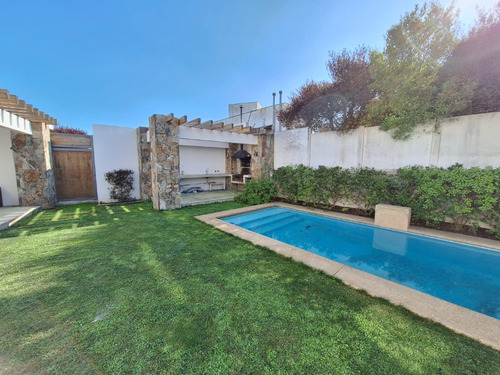 Moderna Casa En Lomas De Montemar, Concón