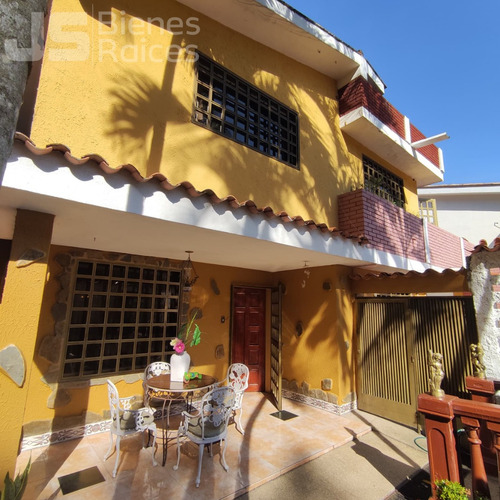 Townhouse En Venta Conjunto Residencia En El Castaño Maracay 06js