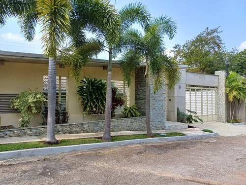 Ana Maria Arteaga, Vende Casa En La Urbanizacion Colinas De Guataparo, Valencia.