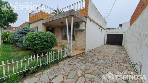 Casa De Tres Ambientes En Venta, Moron