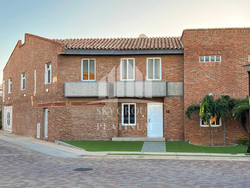Casa En Res. Portal Las Virtudes, Punto Fijo. Plc-1056