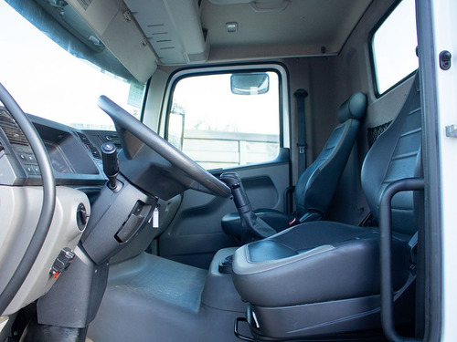 Imagem 8 de 21 de Vw 26280 Manual 6x4 Com Munck Aiz 45.000 2021 =iveco, Scania