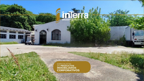 Importante Edificio Corporativo, Depósitos, Estacionamiento Interno Para Muchos Vehículos. Próximo A Tres Cruces Y Nuevo Centro. Mucha Presencia.