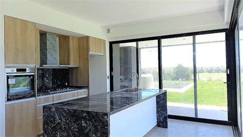 Imagen 8 de 15 de Casa Estilo Moderno En Venta. Araucarias, Puertos. 3 Dorm Jardín Y Pileta
