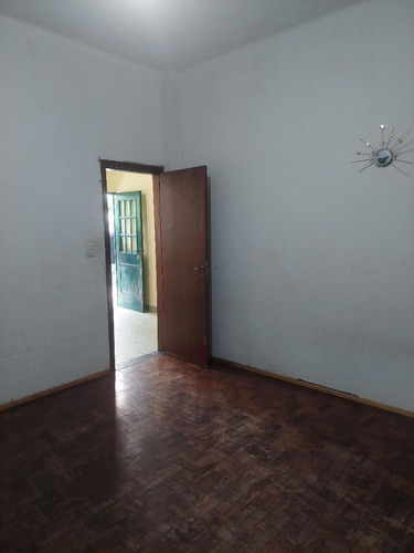 Casa En Lote Propio Con 2 Dormitorios, Entrada Auto, Jardín, Terreno, Lavadero Cubierto, Amplio Galpón