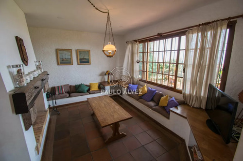 Casa En Alquiler Temporal En Piriapolis, Frente Al Mar. Con 3 Dormitorios, Dos Baños. Parrillero Cubierto. Ideal Para Disfrutar En Familia.