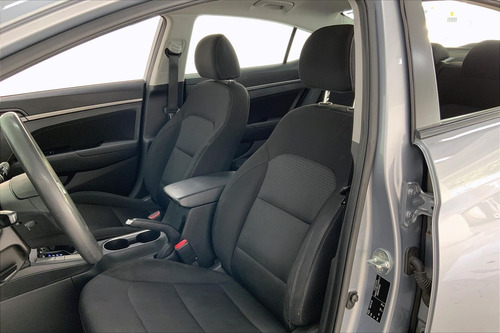 Imagen 18 de 25 de Hyundai Elantra 4 Pts Limited Tech, 20l, Ta, A/ac Aut, Pie
