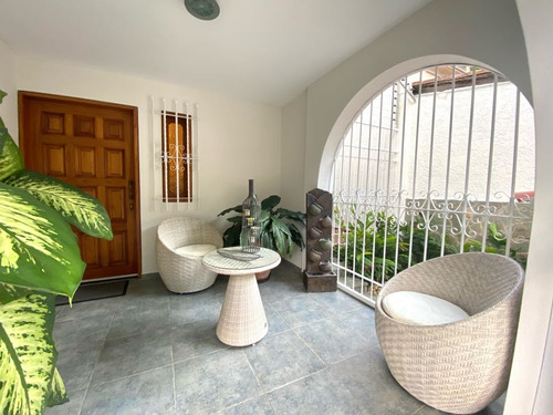 Se Vende Casa En Prados Del Este. 4h+s/5b+s/5p. Calle Cerrada