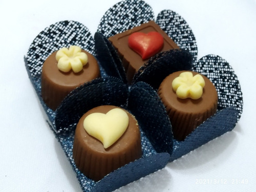Imagem 6 de 10 de 100 Forminhas Doces Finos 4 Pétalas Tela Dourada Base 3.3cm