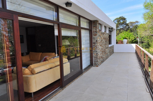 Excelente Ubicación , Hermosa Casa A Metros De La Mansa.- Ref: 2491