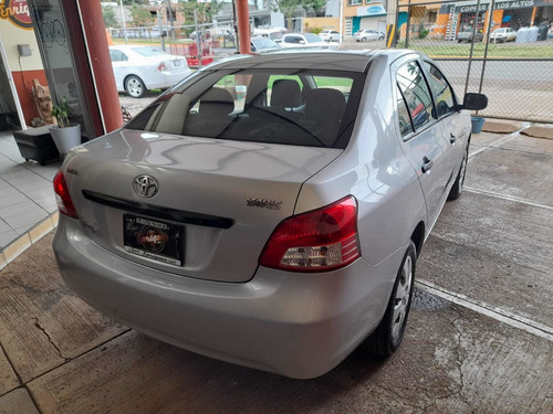 Imagen 7 de 13 de Toyota Yaris 2011 1.5 Sedan Core Aa At