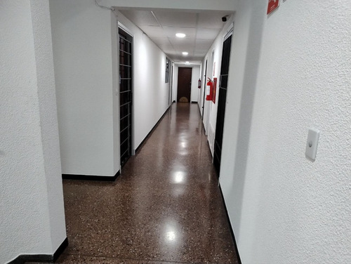 Mas Barato Que Un Auto, Apartamento Con Destino Exclusivo A Estudio- Comercio, Baño De Uso Común Con Otra Unidad.