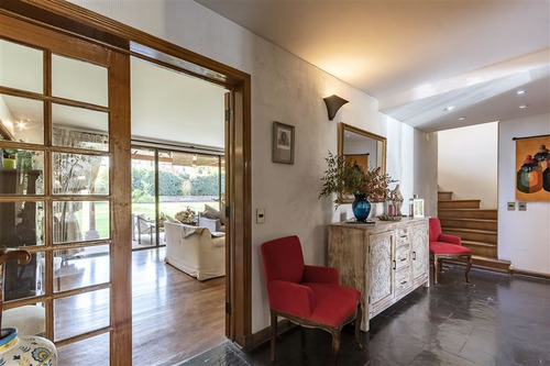 Imagen 2 de 26 de Exquisita Casa 5 Dorm. En Calle Tranquila Golf De Manquehue