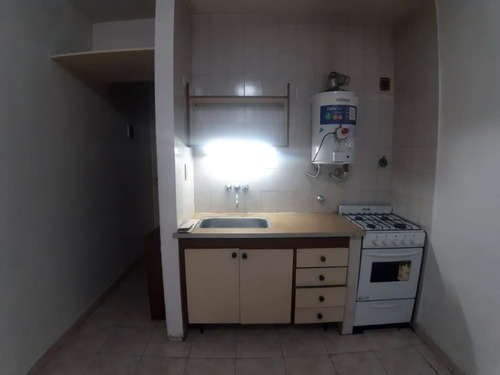 Imagen 1 de 7 de Impecable Departamento De 1 Ambiente A La Calle Con Balcón Francés En Excelente Ubicación Y Entorno