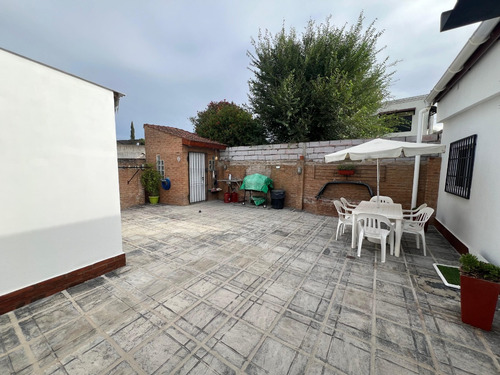 Impecable Casa Sobre Calle 26 De Julio (barrio Escribano)