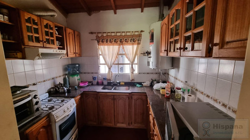 Hermosa Casa En Venta Sobre La Calle J.r Jimenez, En El Barrio Los Jazmines. Del Viso, Pilar
