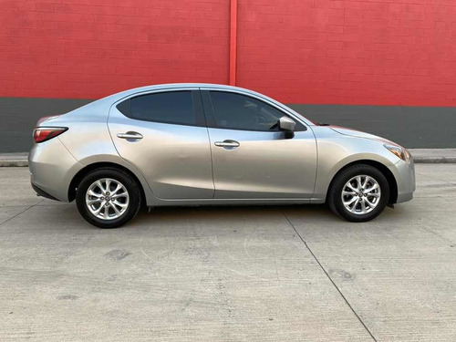 Toyota Yaris 1.5 R Le Mt 2016