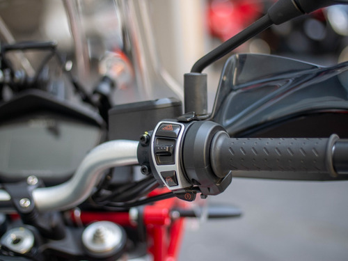 Imagen 20 de 25 de Moto Guzzi V85tt - Usado Con Accesorios