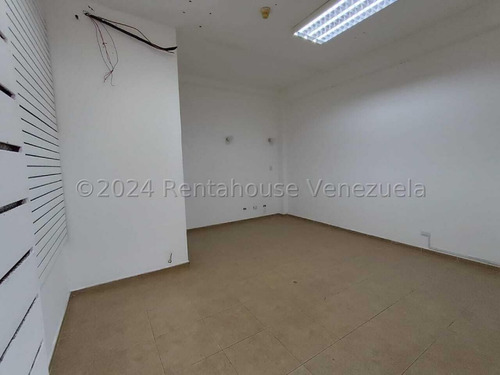 Rah Del Este Vende Lindo Local Comercial Ubicado En Cabudare 24-23350 Cuenta Con 46mts2, Buena Afluencia Vehicular, Ideal Para Cualquier Tipo De Negocio De Índole Comercial Y Belleza.