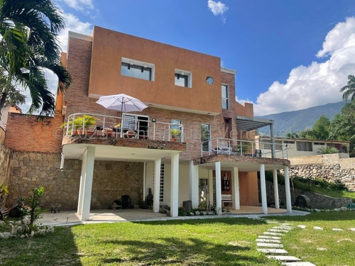 De Diseño Imponente Casa En Venta En El Castaño De Tres Niveles Y Espectaculares Terrazas 24-5276