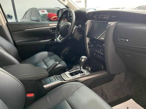 Toyota Hilux SW4 2.8 D-4D TURBO DIESEL SRX PLATINUM 7L 4X4 AUTOMÁTICO