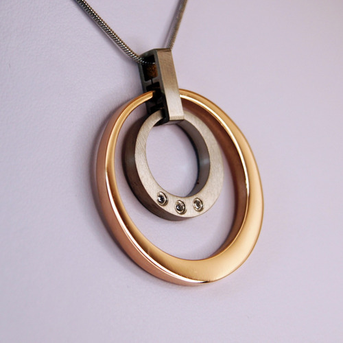Collar Dije Aros De Titanio Con 3 Piedras Zirconia