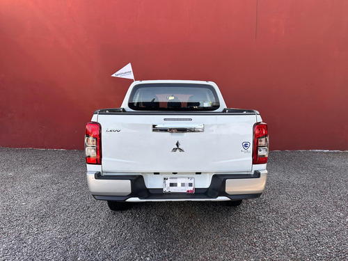 Mitsubishi L200 2.4 Cabina Doble 4x2 Mt