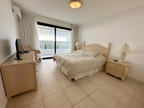 Apartamento En Venta En Primera Linea De Brava De 3 Dormitorios Edificio Arenas Blancas, Punta Del Este.