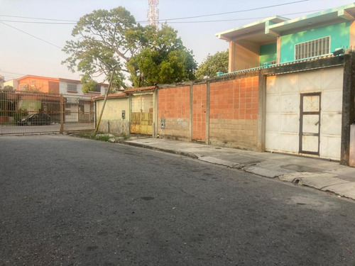 Casa De Dos Plantas Ubicada En Los Caobos, Valencia. Vende Lino Juvinao