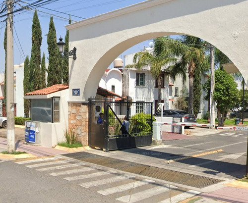 Sk01- Casa En Remate Bancario En C. Prol. Gonzalez Gallo, San Sebastianito, San Pedro Tlaquepaque, Jal. (65% Debajo De Su Valor Comercial)