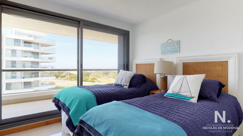 Pent House De 3 Dormitorios En Suite En Edificio Blue Bird , Punta Del Este , Playa Brava
