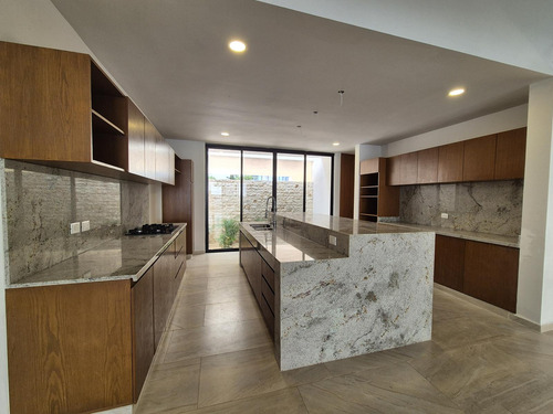 Residencia En Venta, Completamente Lista En Privada Con Casa Club De Lujo!