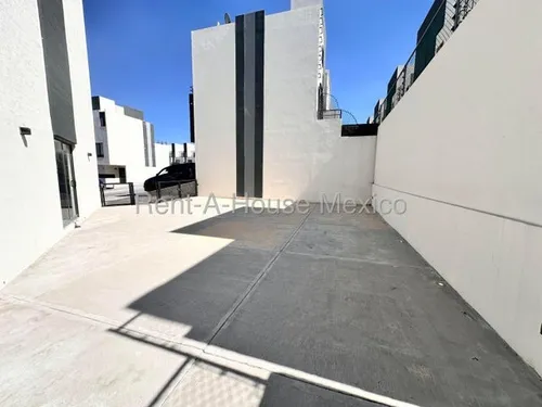 Venta - Casa En Esquina Con 3 Recámaras Y Terreno Excedente, El Mirador | Rahqro