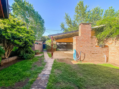Casa De Tres Dormitorios En Venta En Capitan Bermudez Con Cochera Y Patio