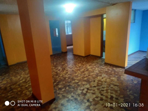 Casa De Tres Pisos