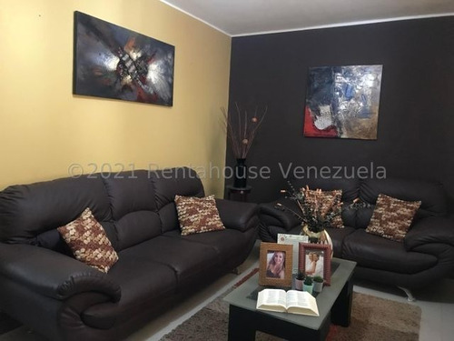 Imagen 3 de 13 de Acogedora Casa, Construida Con Materiales Y Acabados De Primera. Tres Hab Y Tres Baños. Ubicada En Un Circuito Cerrado De La Puerta De Maraven. #22-369.