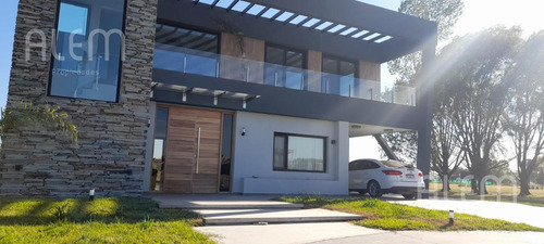 Casa En Venta En Terralagos Canning