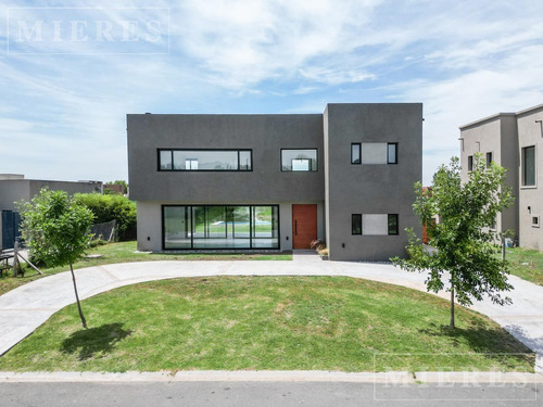 Casa En Venta En El Canton Norte, A La Laguna