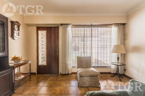 Cálida Casa En Lomas De Zamora Con Diseño Funcional Y Entorno Privilegiado