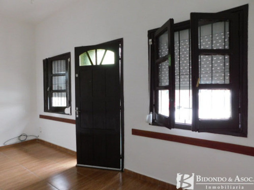 Imagen 3 de 11 de Casa De 2 Dormitorios Con Entrada Para Autos