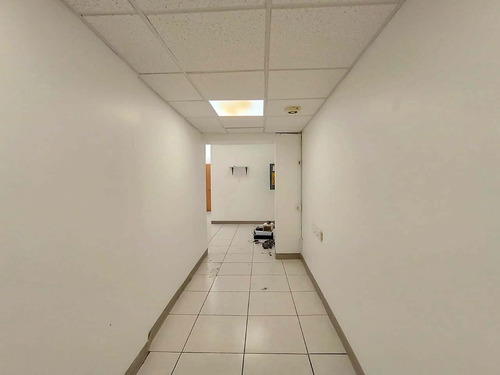 Local Comercial En Renta En Planta Baja En Av. Constituyentes, Querétaro, Querétaro