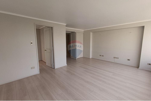 Amplios Espacios Para Remodelar !!!