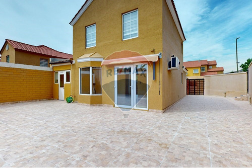 Entrega Inmediata | Casa Con Gran Patio Remodelada
