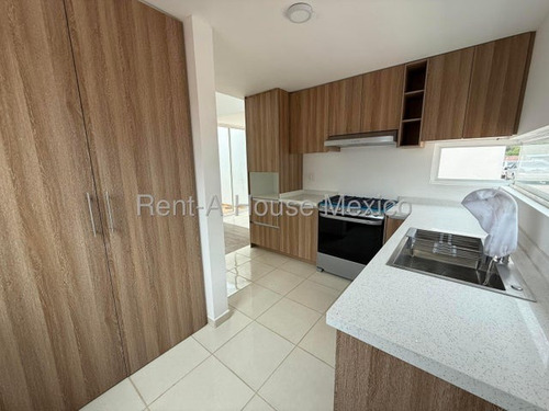 Casa De 1 Nivel Con Sala De Tv Y 3 Recámaras, Venta - Santa Rosa Jauregui