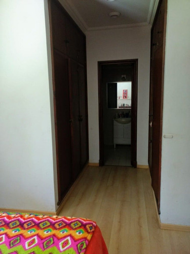 Venta Chalet 5 Amb Excelente-piscina-quincho-parque-cochera-parque-permuta-barrio El Grosellar